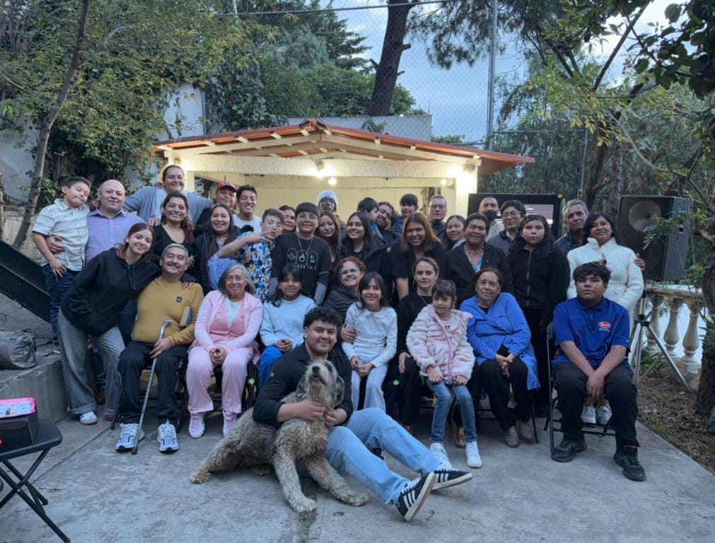 Fotografía de la congregación de Avivamiento reunida al aire libre